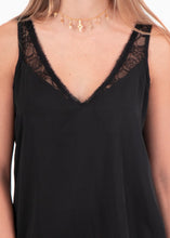 Cargar imagen en el visor de la galería, Blusa con escote de encaje - VIENA