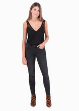 Cargar imagen en el visor de la galería, Blusa con escote de encaje - VIENA