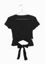 Cargar imagen en el visor de la galería, Blusa crop con cruce en espalda - BRUSELAS
