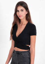 Cargar imagen en el visor de la galería, Blusa crop con cruce en espalda - BRUSELAS