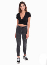 Cargar imagen en el visor de la galería, Blusa crop con cruce en espalda - BRUSELAS