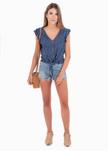 Cargar imagen en el visor de la galería, Blusa anudada con estampado de puntos - SARA