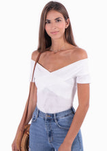 Cargar imagen en el visor de la galería, Blusa campesina con cruce en escote - AMANDA