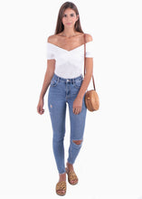 Cargar imagen en el visor de la galería, Blusa campesina con cruce en escote - AMANDA