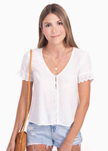 Cargar imagen en el visor de la galería, Blusa con bolillo en mangas y botones - NOHELIA