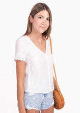 Cargar imagen en el visor de la galería, Blusa con bolillo en mangas y botones - NOHELIA