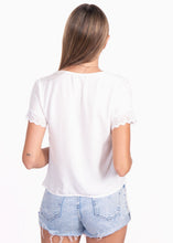 Cargar imagen en el visor de la galería, Blusa con bolillo en mangas y botones - NOHELIA