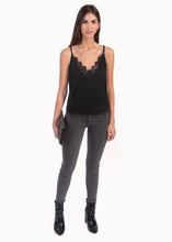 Cargar imagen en el visor de la galería, Blusa con escote en encaje - DALIA
