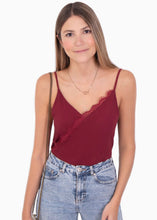 Cargar imagen en el visor de la galería, Blusa con escote de encaje - ALINA