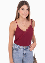 Cargar imagen en el visor de la galería, Blusa con escote de encaje - ALINA