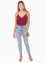 Cargar imagen en el visor de la galería, Blusa con escote de encaje - ALINA